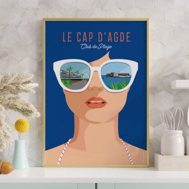 Le souvenir tendance à ramener de vos vacances au Cap d'Agde. Affiche d'une femme en bleu.
