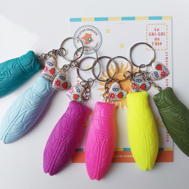 Made in France. Belle cigale aux couleurs de l'été avec une petite médaille émaillée et une carte symbolique. Porte-clés Cigale